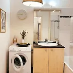 Privee Dans Partage Avec Balcon Calme & Degage Homestay szállás *
